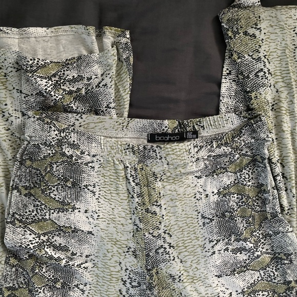 BooHoo Snake Print Flares - Picture 5 of 7